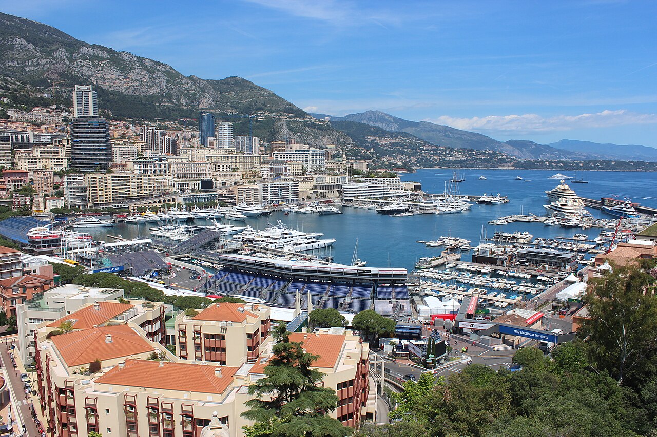 Vue d'ensemble du Port Hercule et de ses yachts depuis le Rocher, 2017