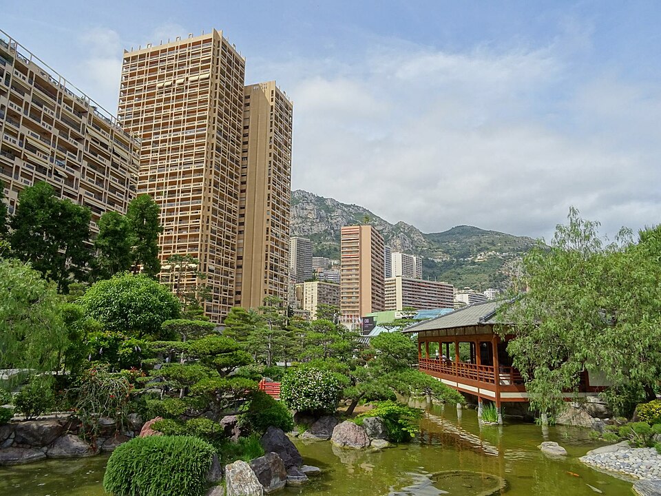 Bassin et pavillon du Jardin Japonais de Monaco, photographiés en 2017