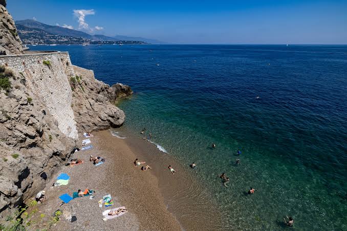 Plage des Pêcheurs, crique au pied du Rocher avec ses baigneurs et son eau turquoise — photo transmise par le propriétaire de l'application