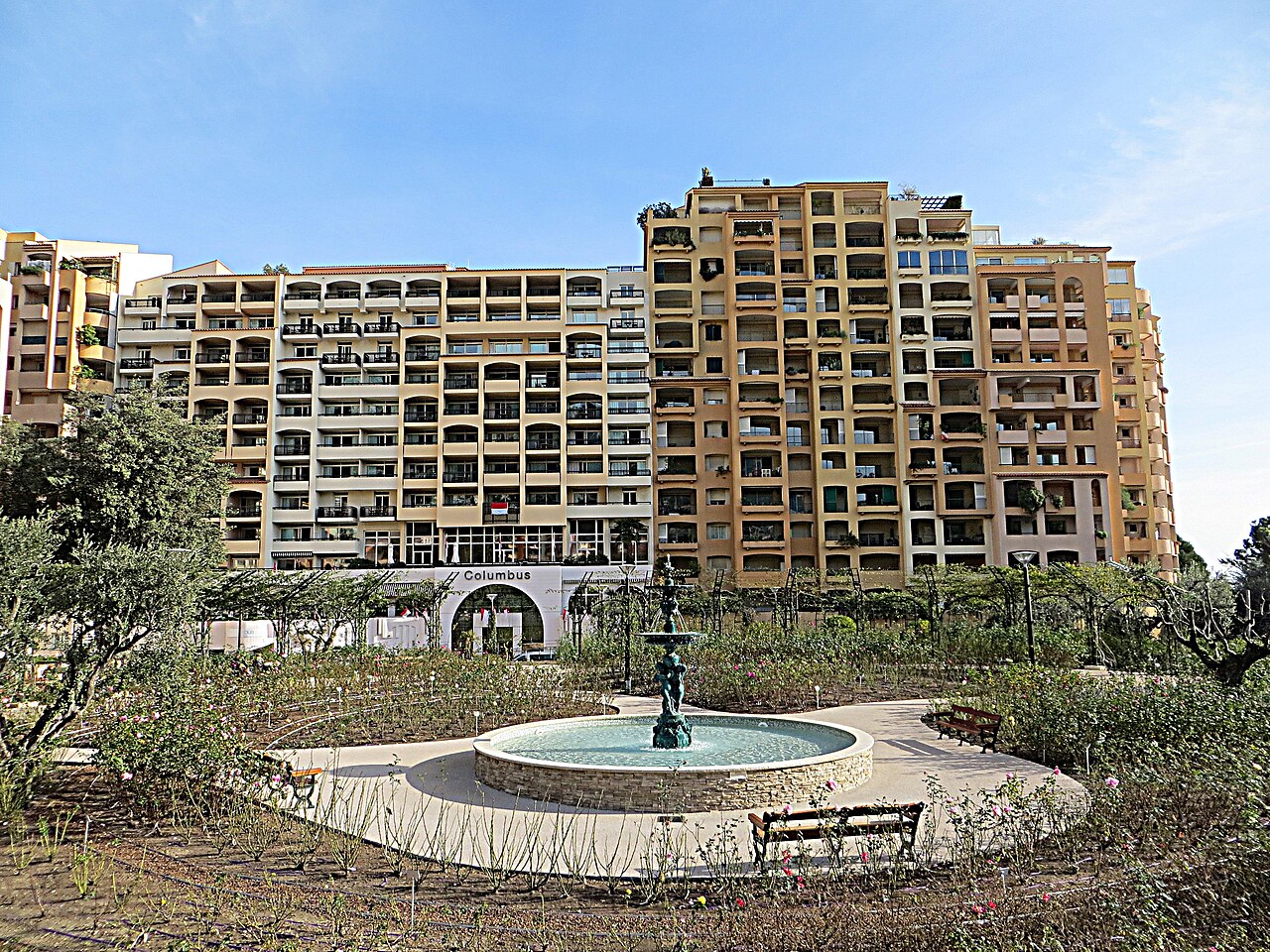 Roseraie Princesse Grace, dans le Parc paysager de Fontvieille, photographiée en 2015