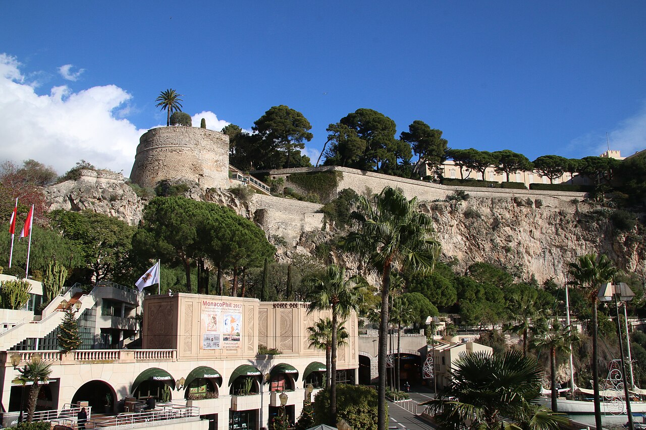 Le Jardin Animalier sur le flanc du Rocher, au-dessus de Fontvieille