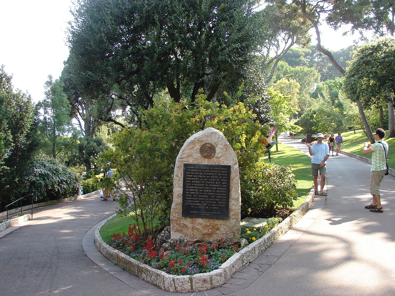 Allées ombragées des Jardins Saint-Martin sur le Rocher